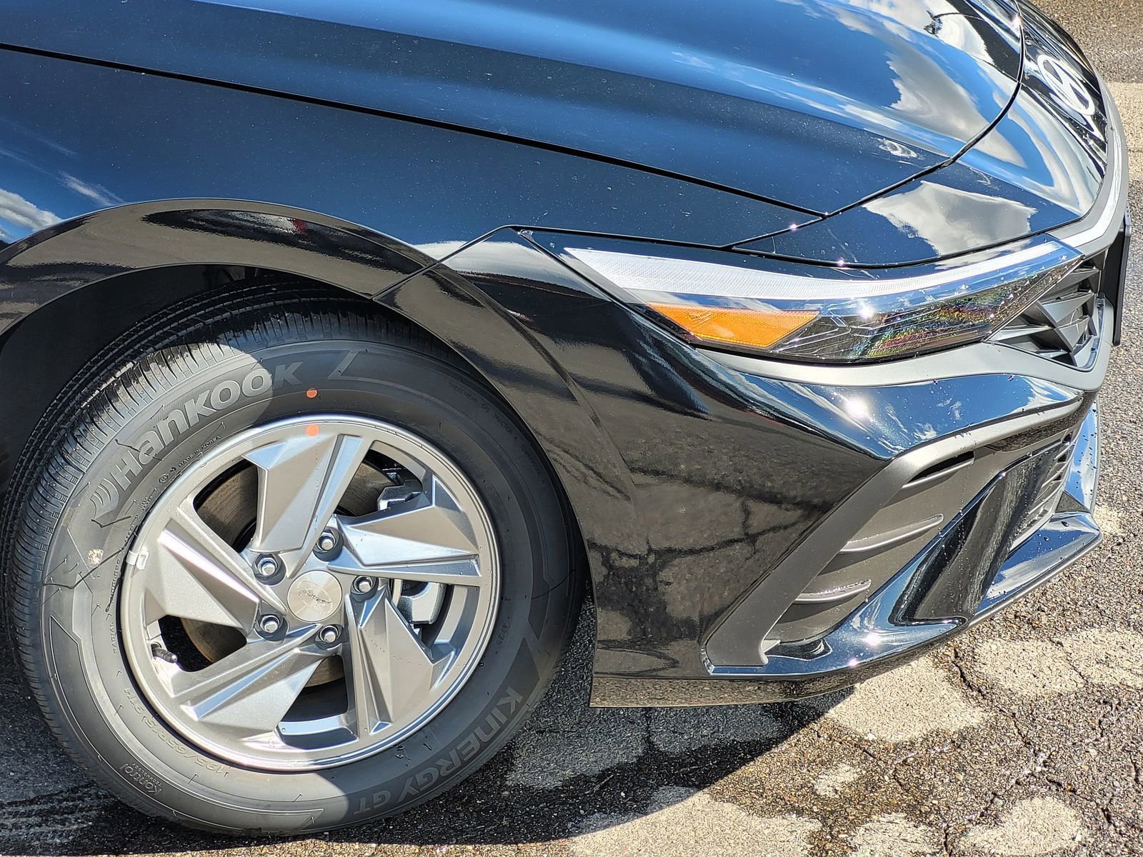 New 2026 Hyundai Elantra SE FWD image 3