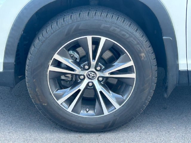 Used 2019 Toyota Highlander LE AWD/4WD image 13