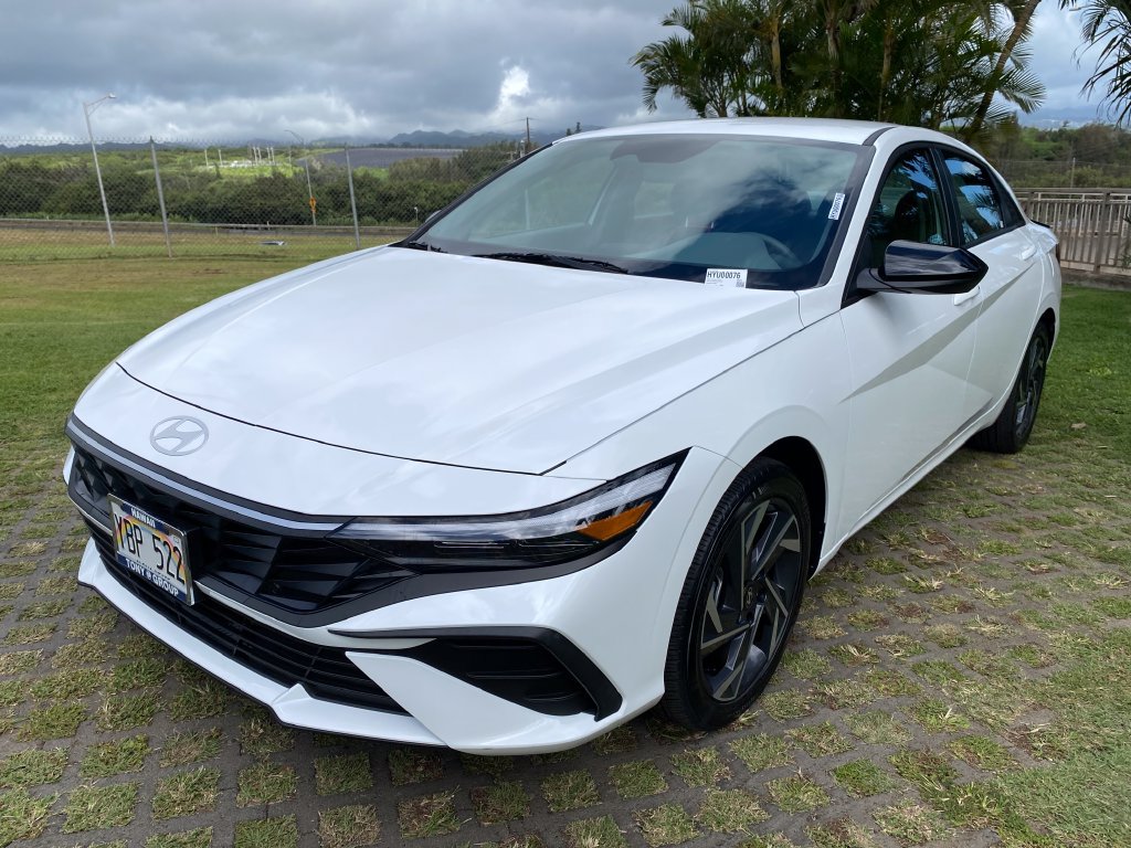 Used 2025 Hyundai Elantra Sport FWD image 3