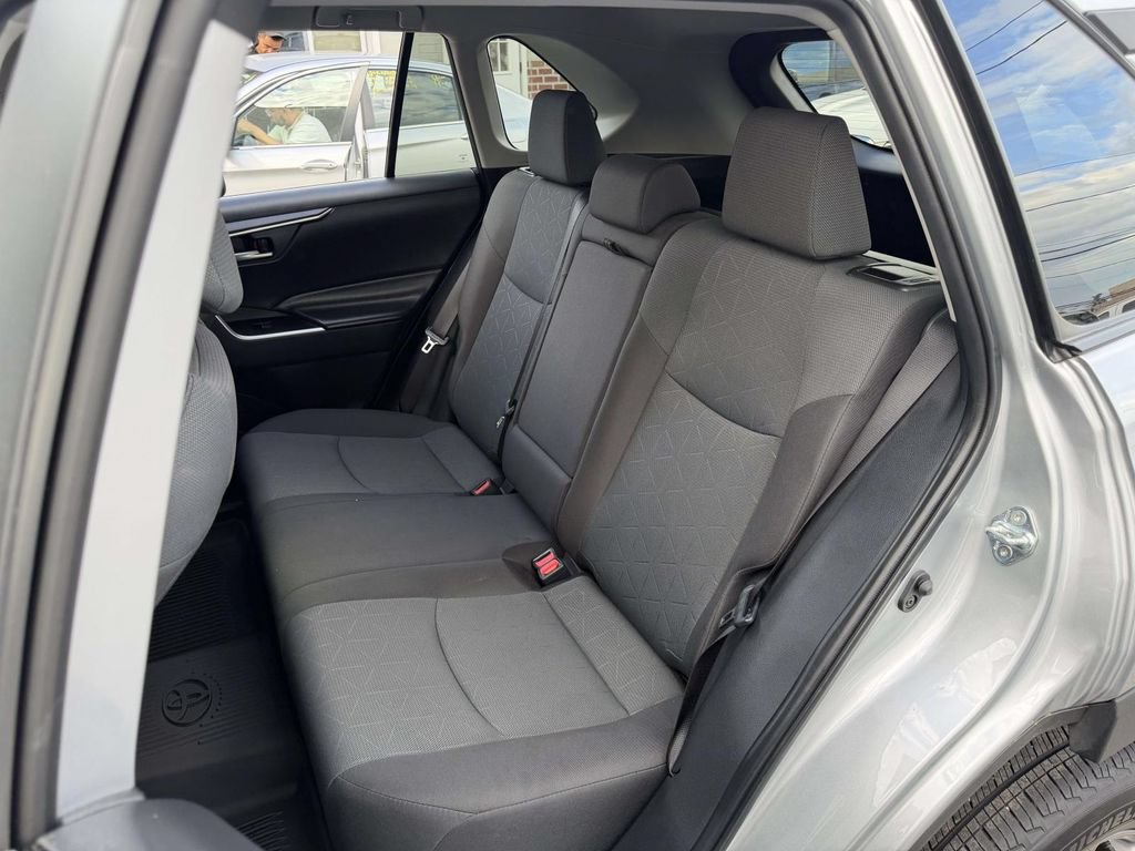 Used 2024 Toyota RAV4 XLE AWD/4WD image 15