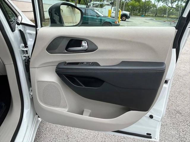 Certified 2023 Chrysler Pacifica Touring-L FWD image 31