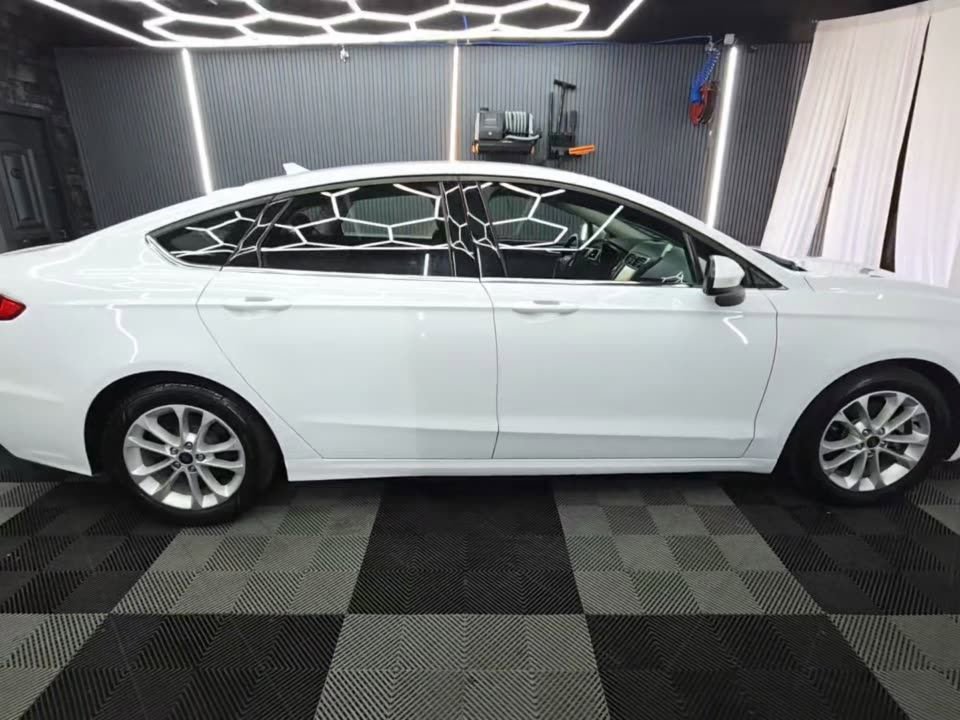Used 2019 Ford Fusion SE FWD image 3