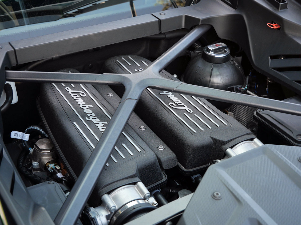 Used 2021 Lamborghini Huracan EVO RWD image 22