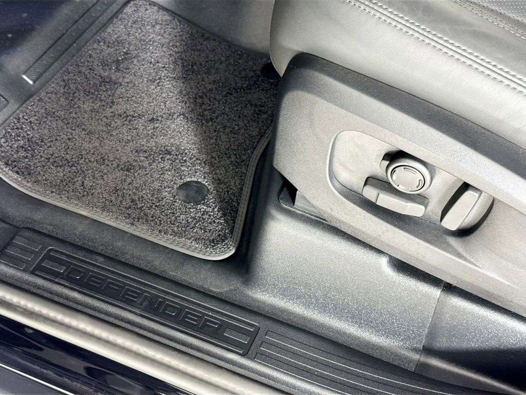 Used 2025 Land Rover Defender 110 S image 22