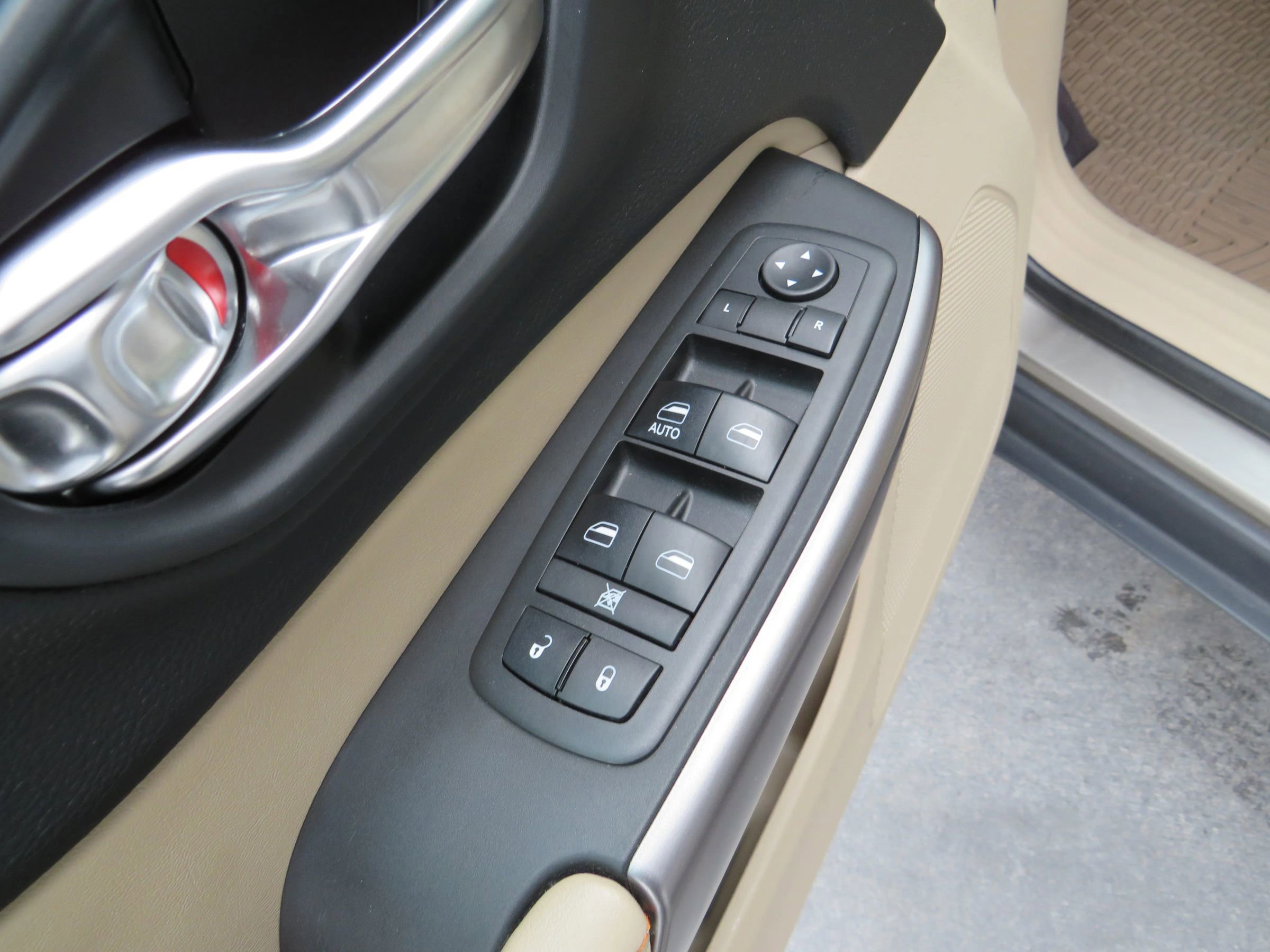 Used 2019 Jeep Cherokee Latitude w/ Popular Appearance Group image 36