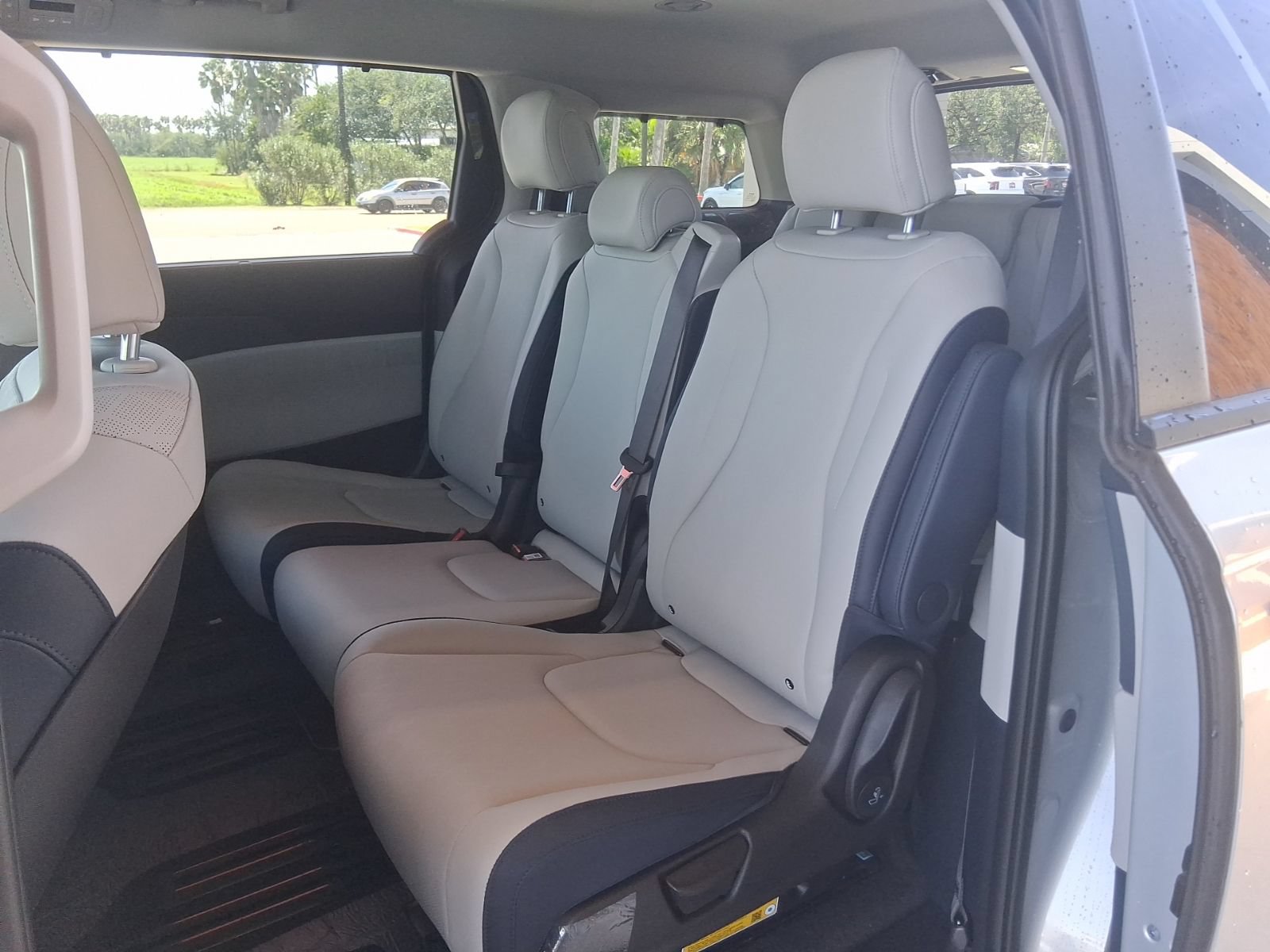 New 2026 Kia Carnival EX FWD image 20