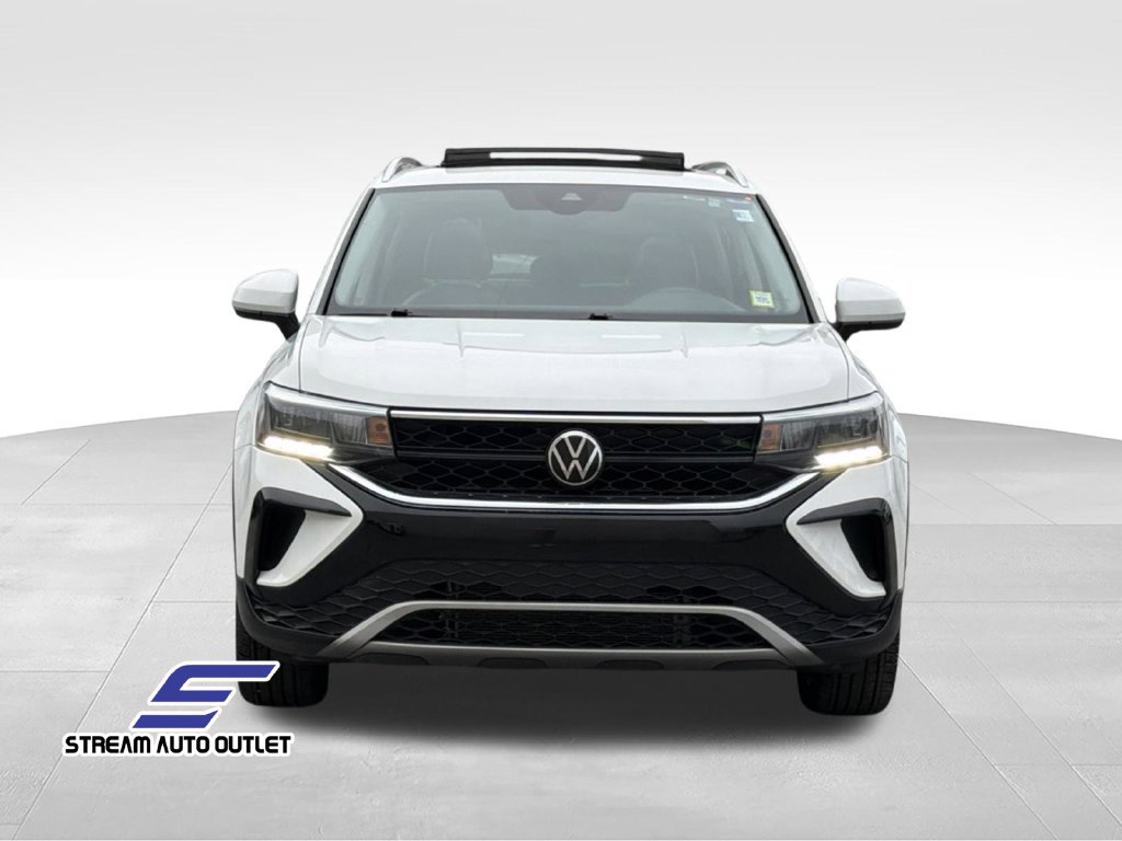 Used 2024 Volkswagen Taos SE FWD image 2