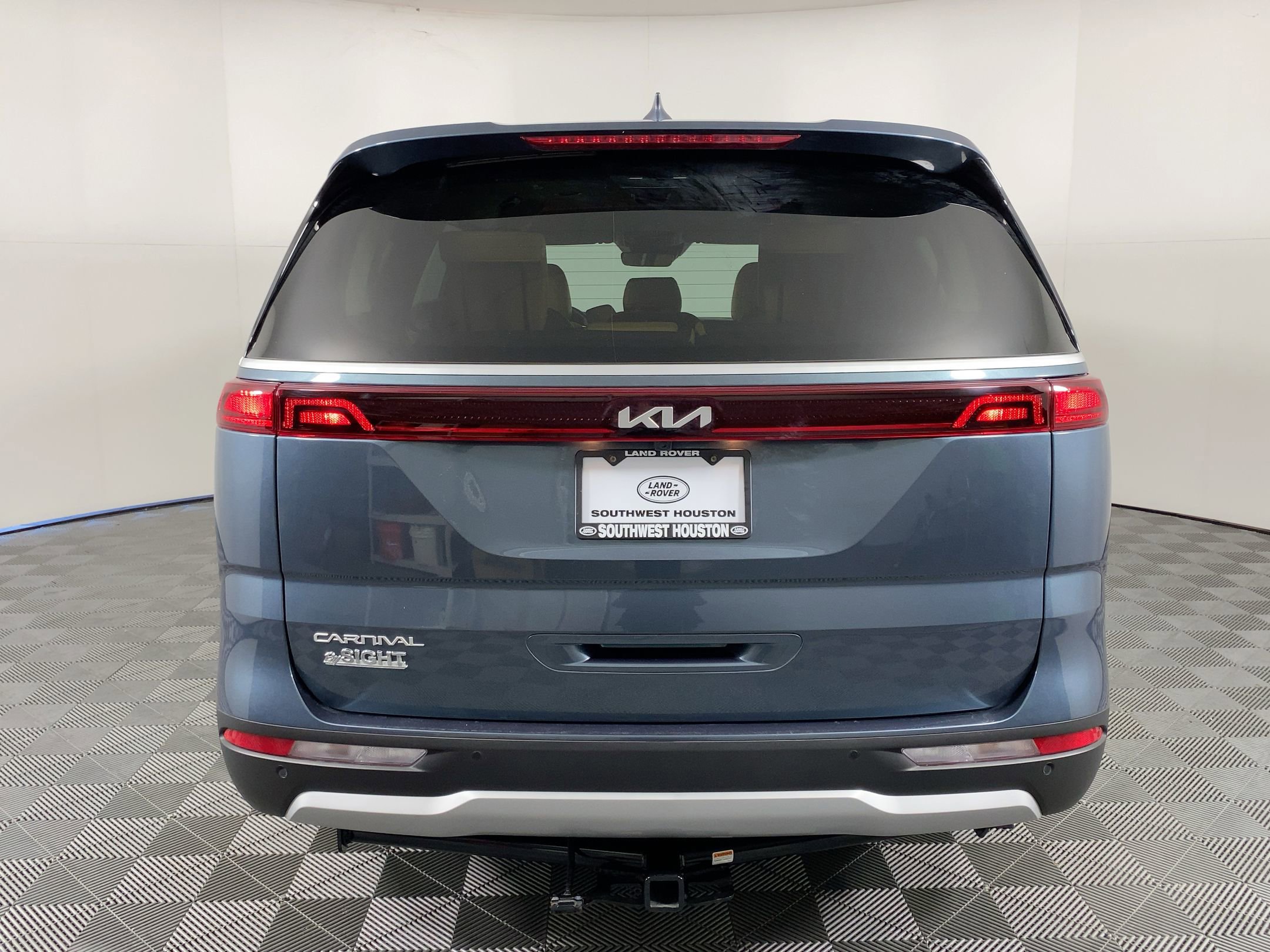 Used 2024 Kia Carnival EX image 9