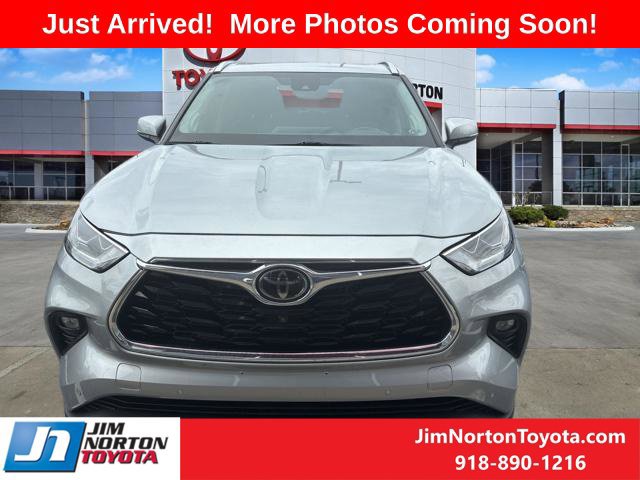 Used 2021 Toyota Highlander Limited FWD image 2