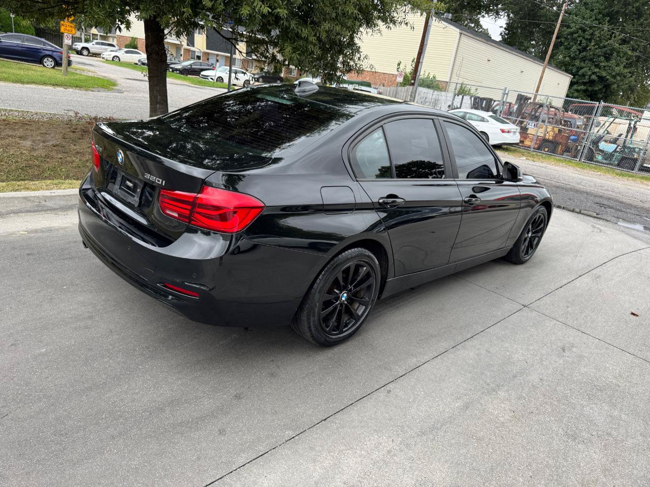 Used 2017 BMW 320i xDrive Sedan AWD/4WD image 4