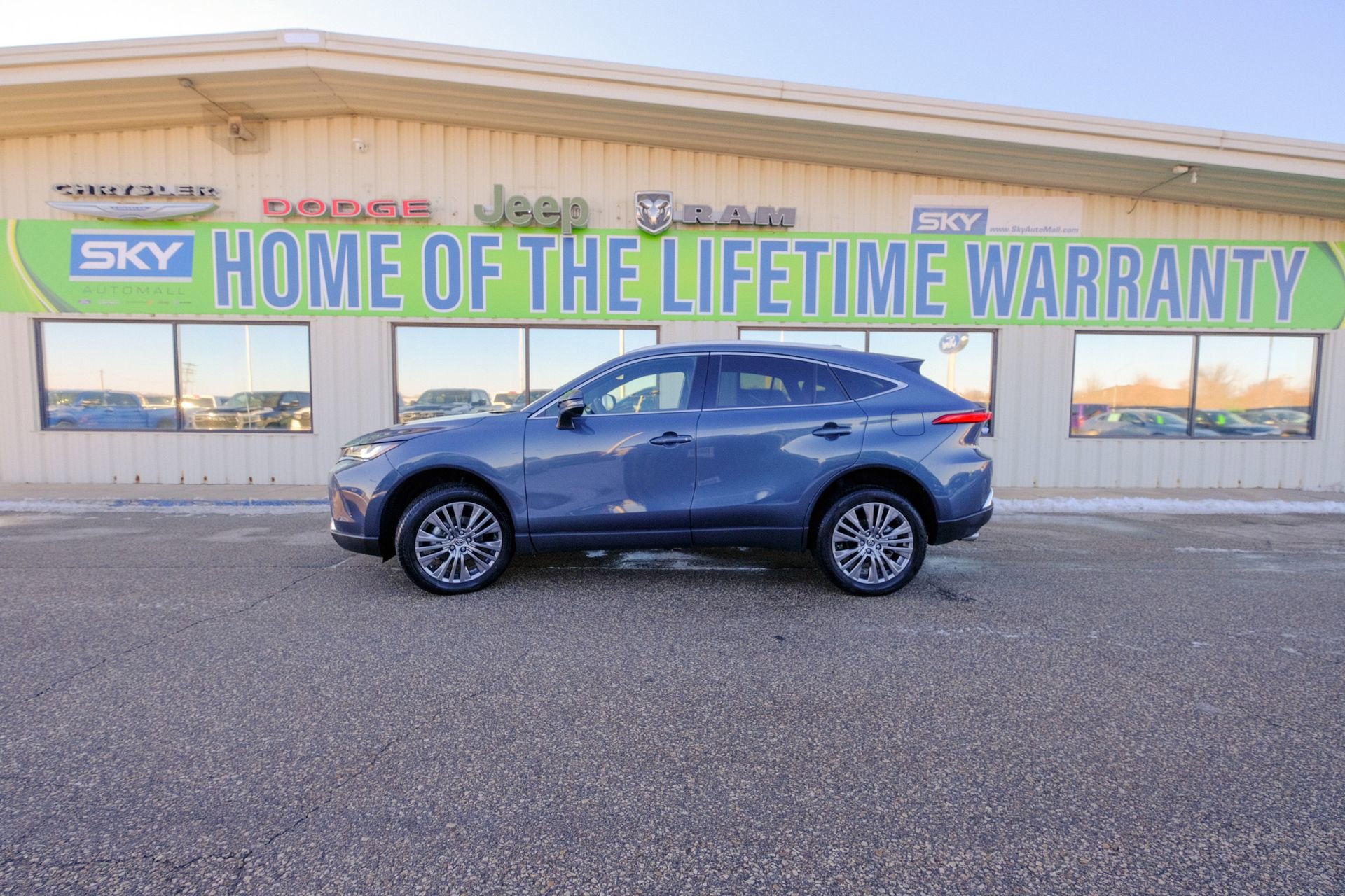 Used 2023 Toyota Venza XLE image 3