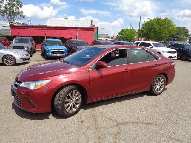 Used 2015 Toyota Camry XLE w/ Moonroof Package FWD image 2