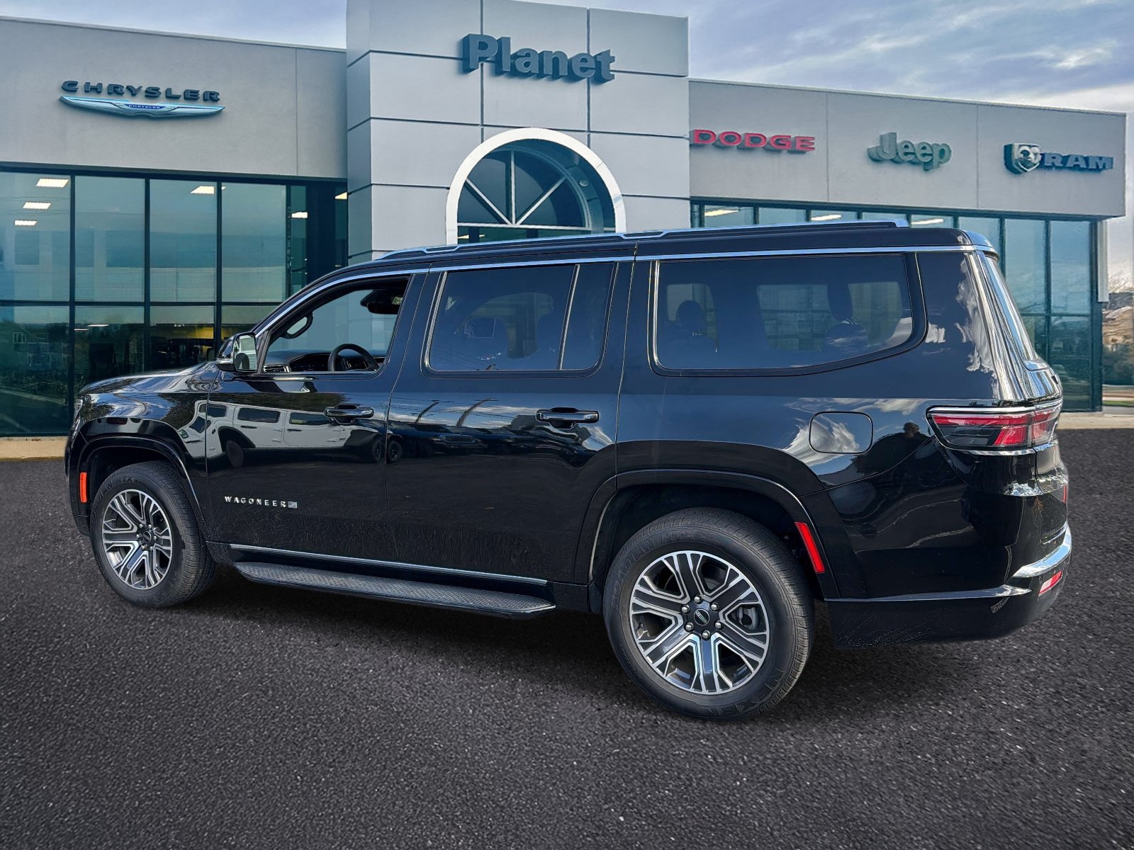 Used 2025 Jeep Wagoneer 4WD image 3