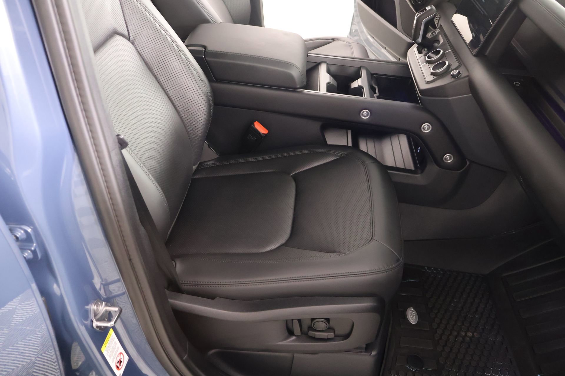 Used 2025 Land Rover Defender 110 X-Dynamic SE image 13