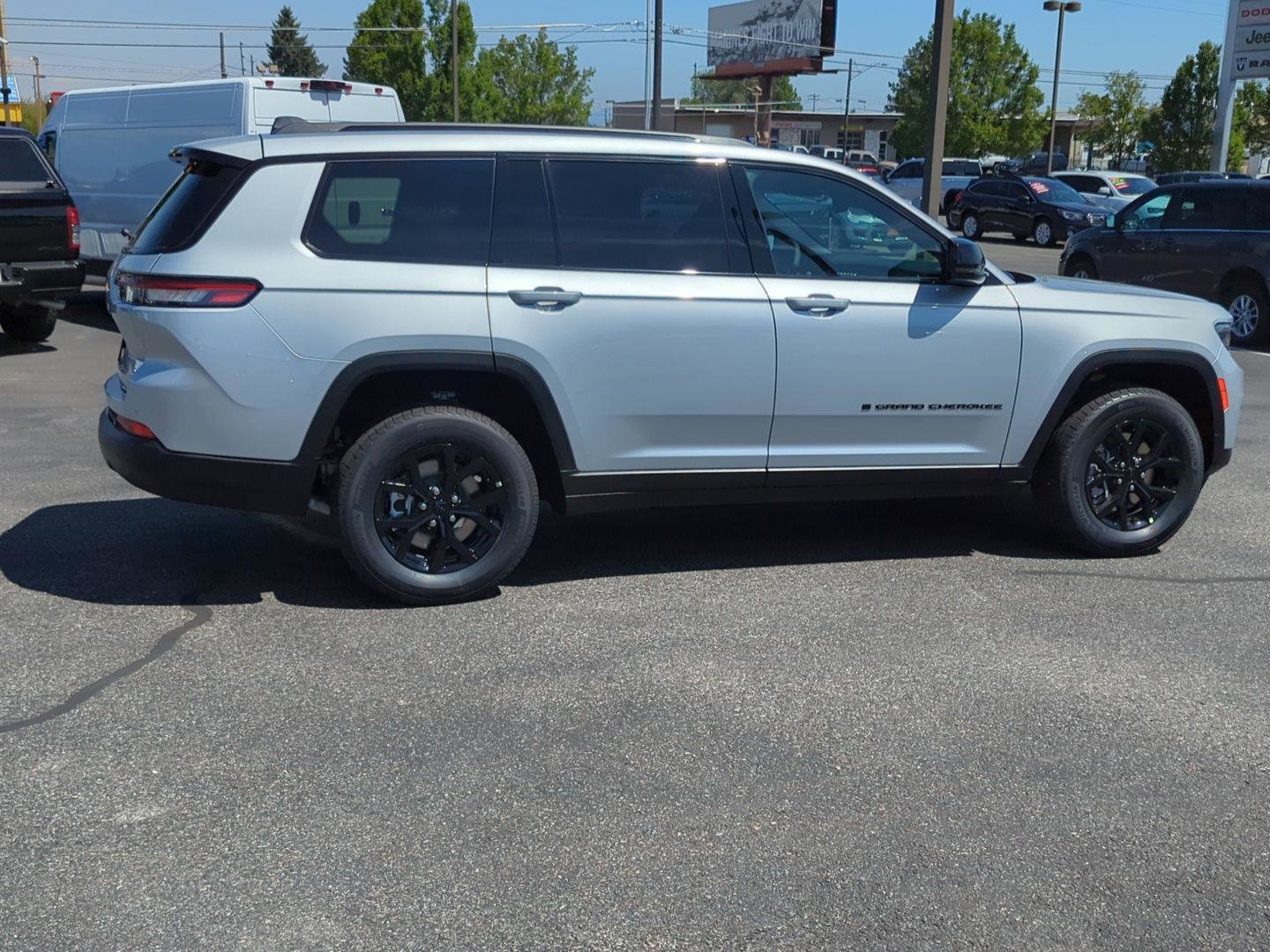 New 2025 Jeep Grand Cherokee L Altitude image 7