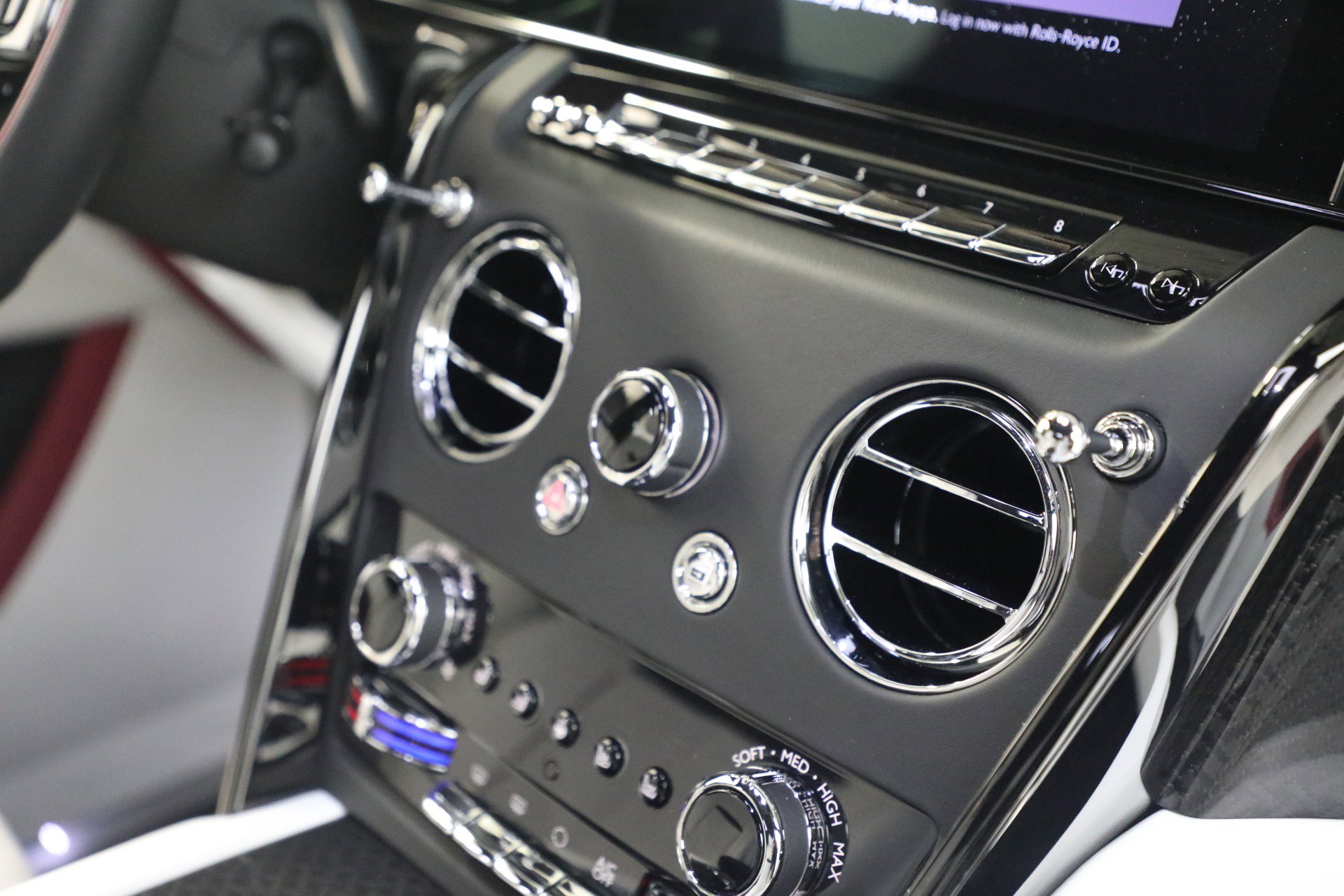 Certified 2025 Rolls-Royce Cullinan Black Badge image 31