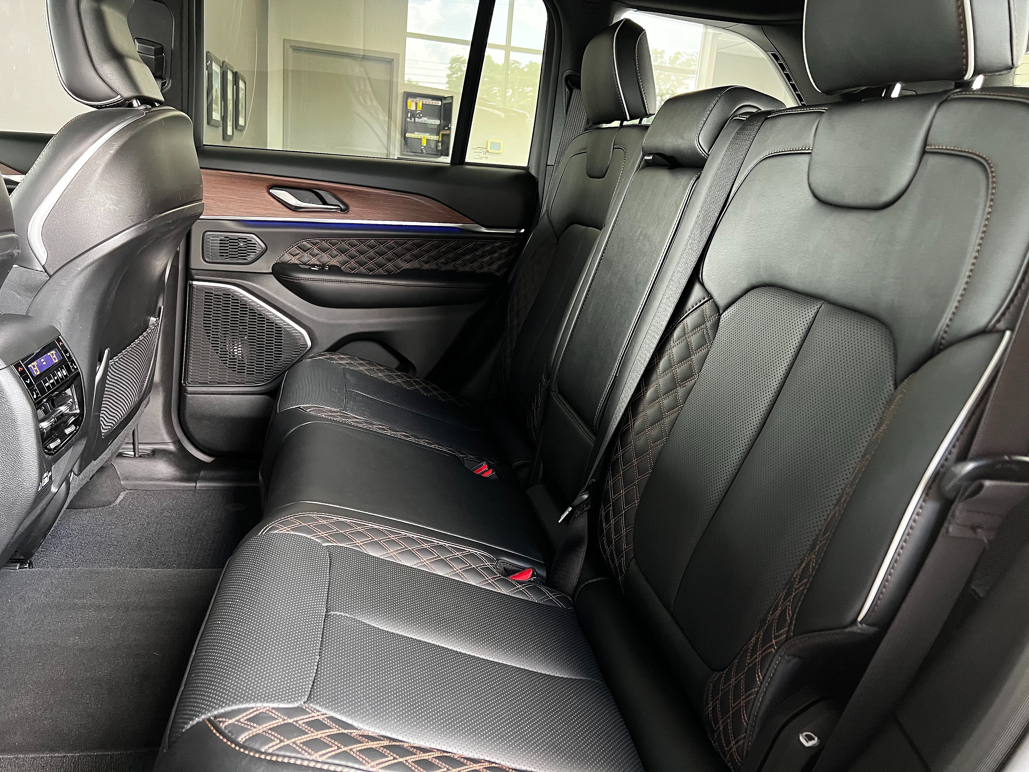 Used 2025 Jeep Grand Cherokee Summit w/ Obsidian Package AWD/4WD image 22