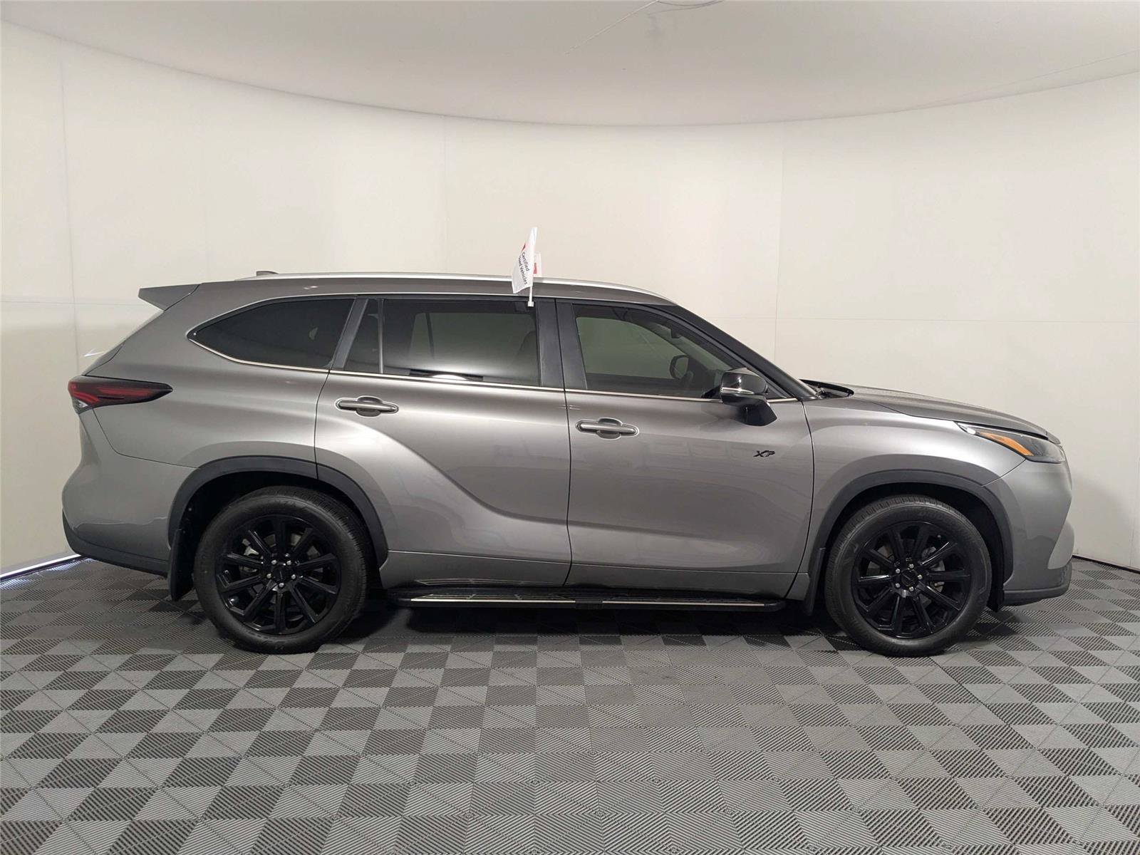 Certified 2025 Toyota Highlander XLE FWD image 5