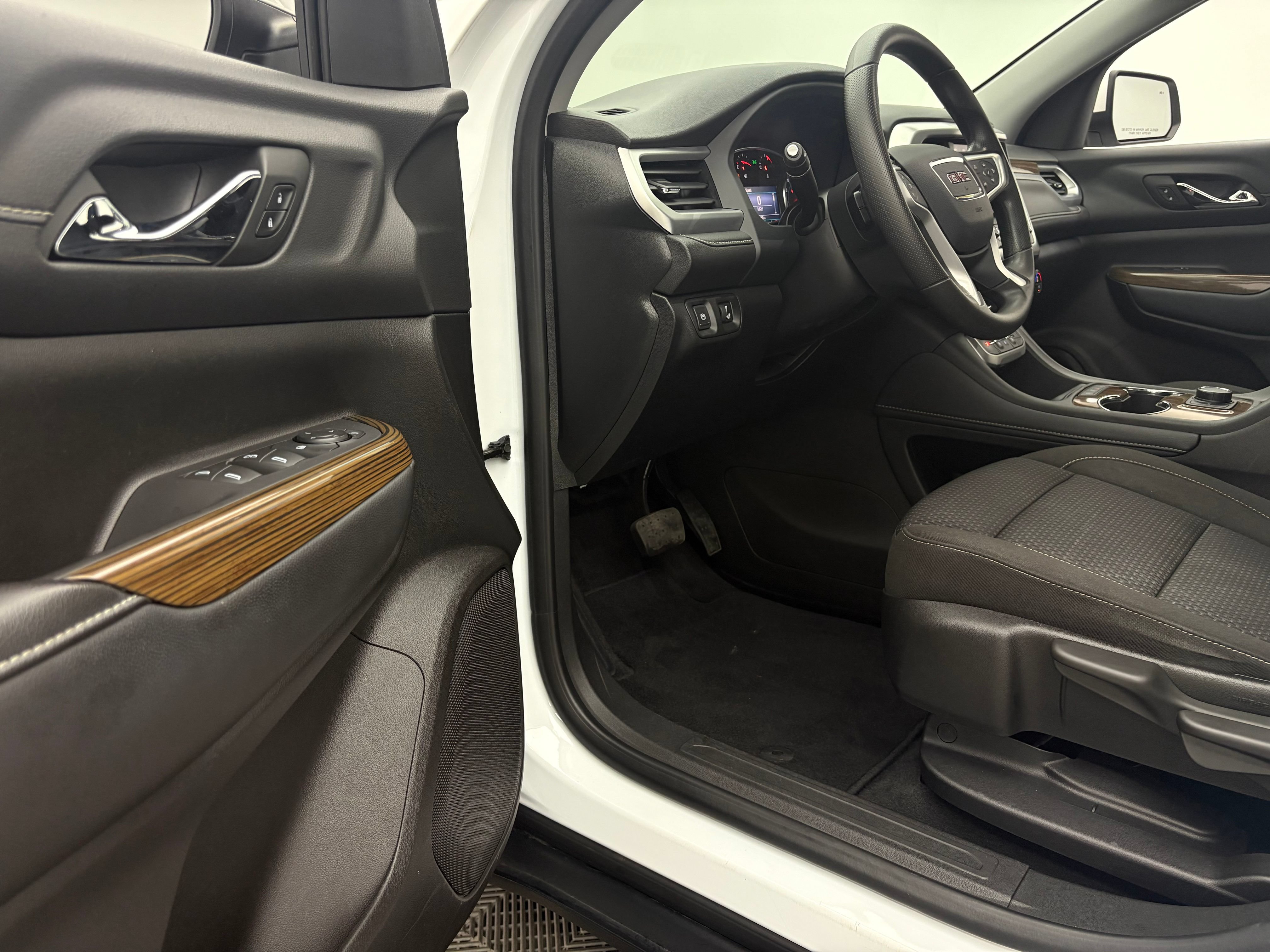 Used 2023 GMC Acadia SLE FWD image 12