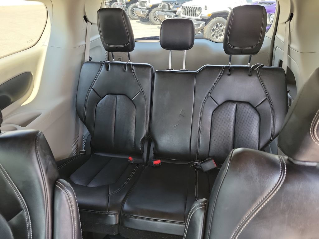 Used 2023 Chrysler Pacifica Touring-L FWD image 14