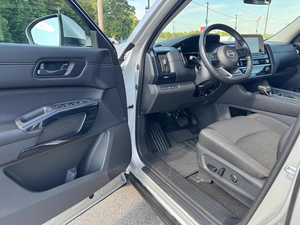 Certified 2025 Nissan Pathfinder SV FWD image 14