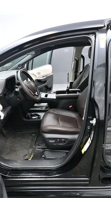 Used 2022 Toyota Sienna Platinum image 16