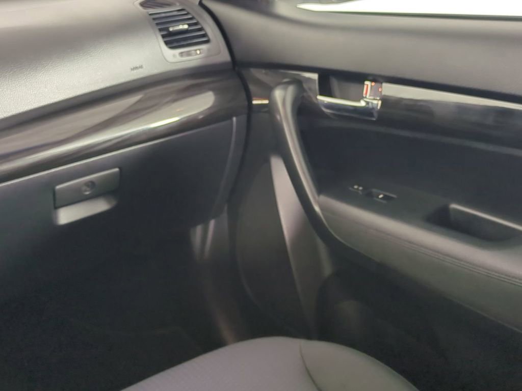 Used 2012 Kia Sorento LX image 18