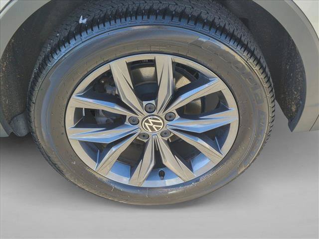 Used 2024 Volkswagen Tiguan SE AWD/4WD image 21