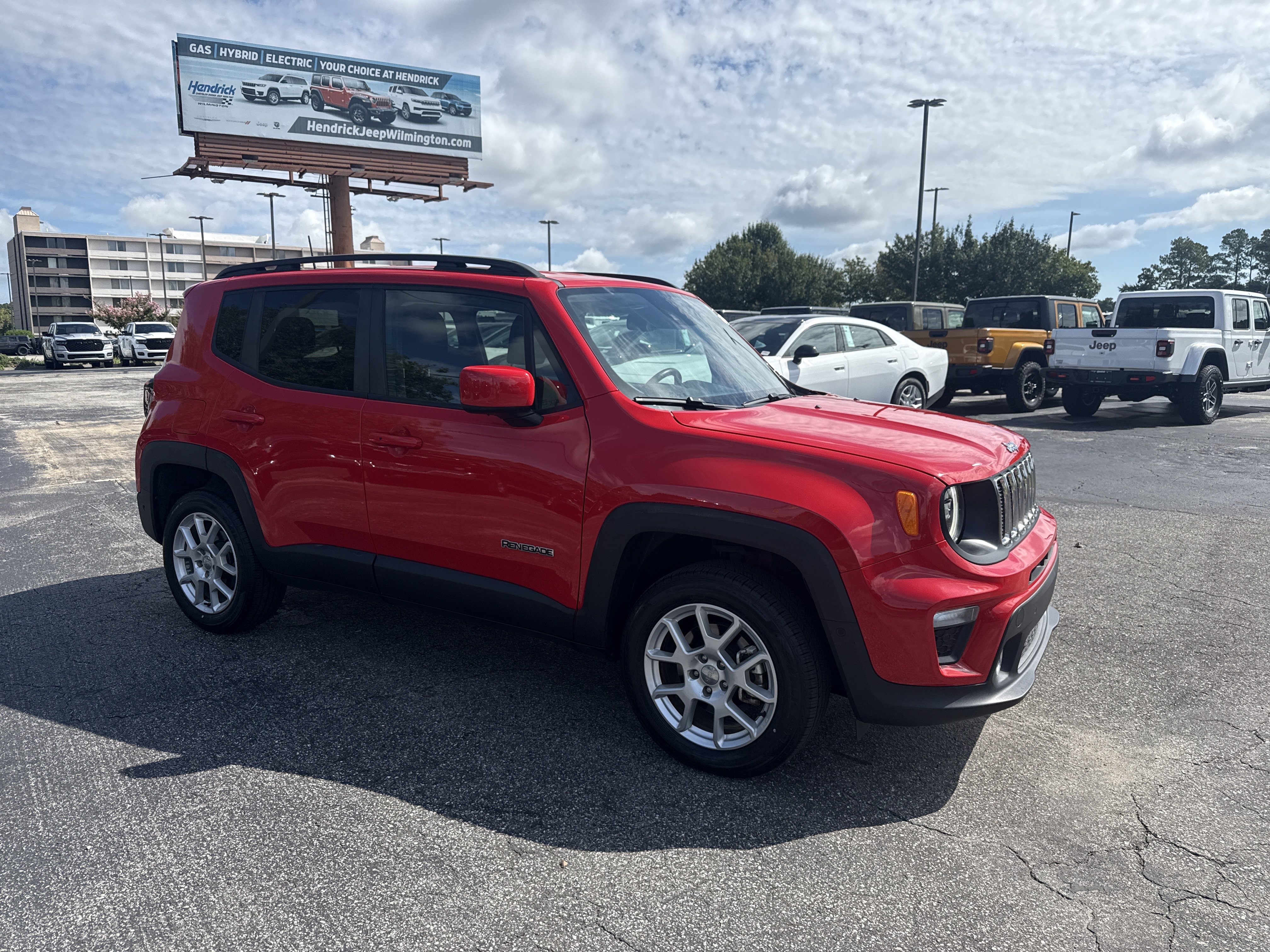 Used 2021 Jeep Renegade Latitude w/ Luxury Group I AWD/4WD image 2