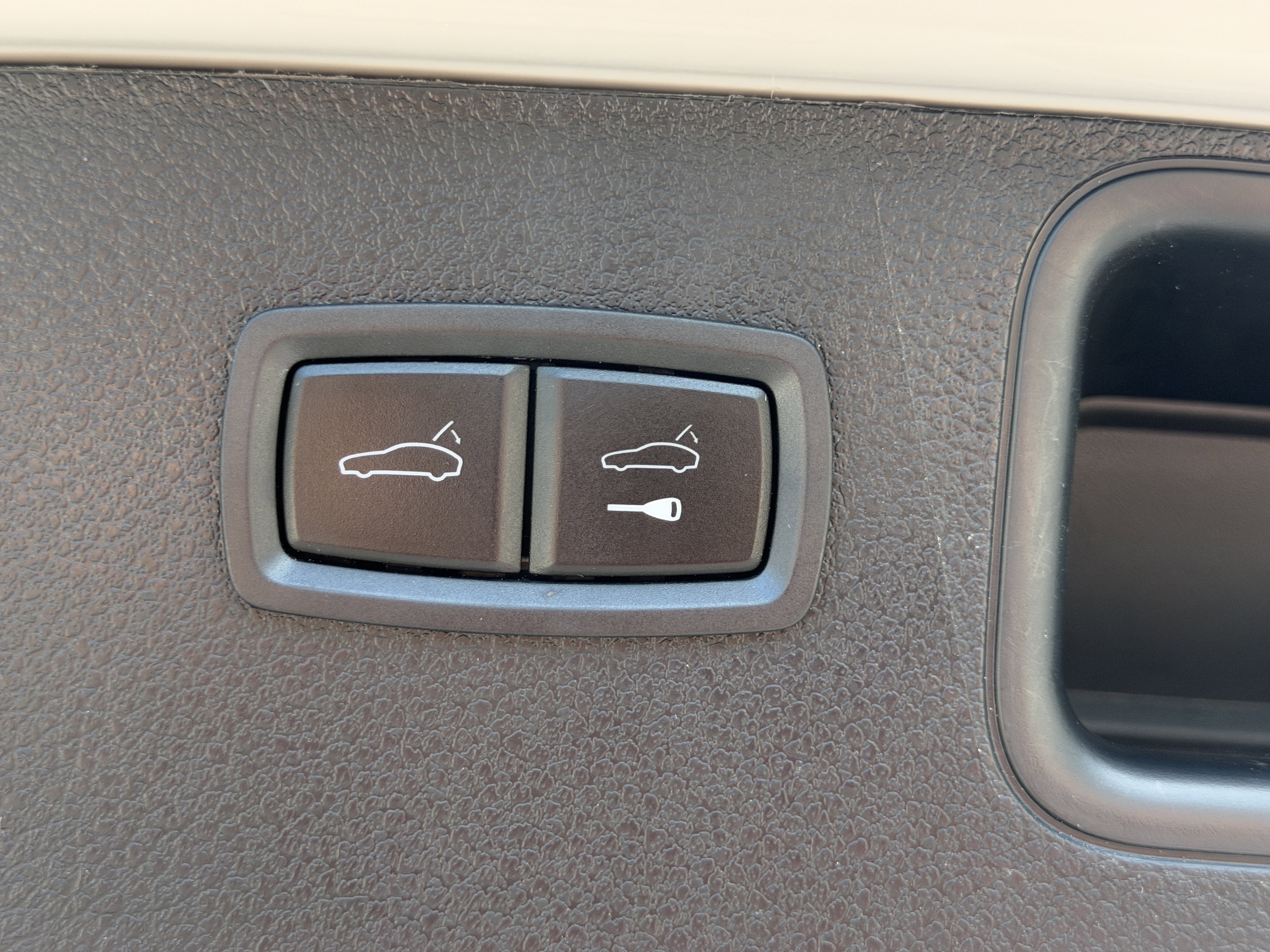 Certified 2024 Porsche Macan AWD/4WD image 16