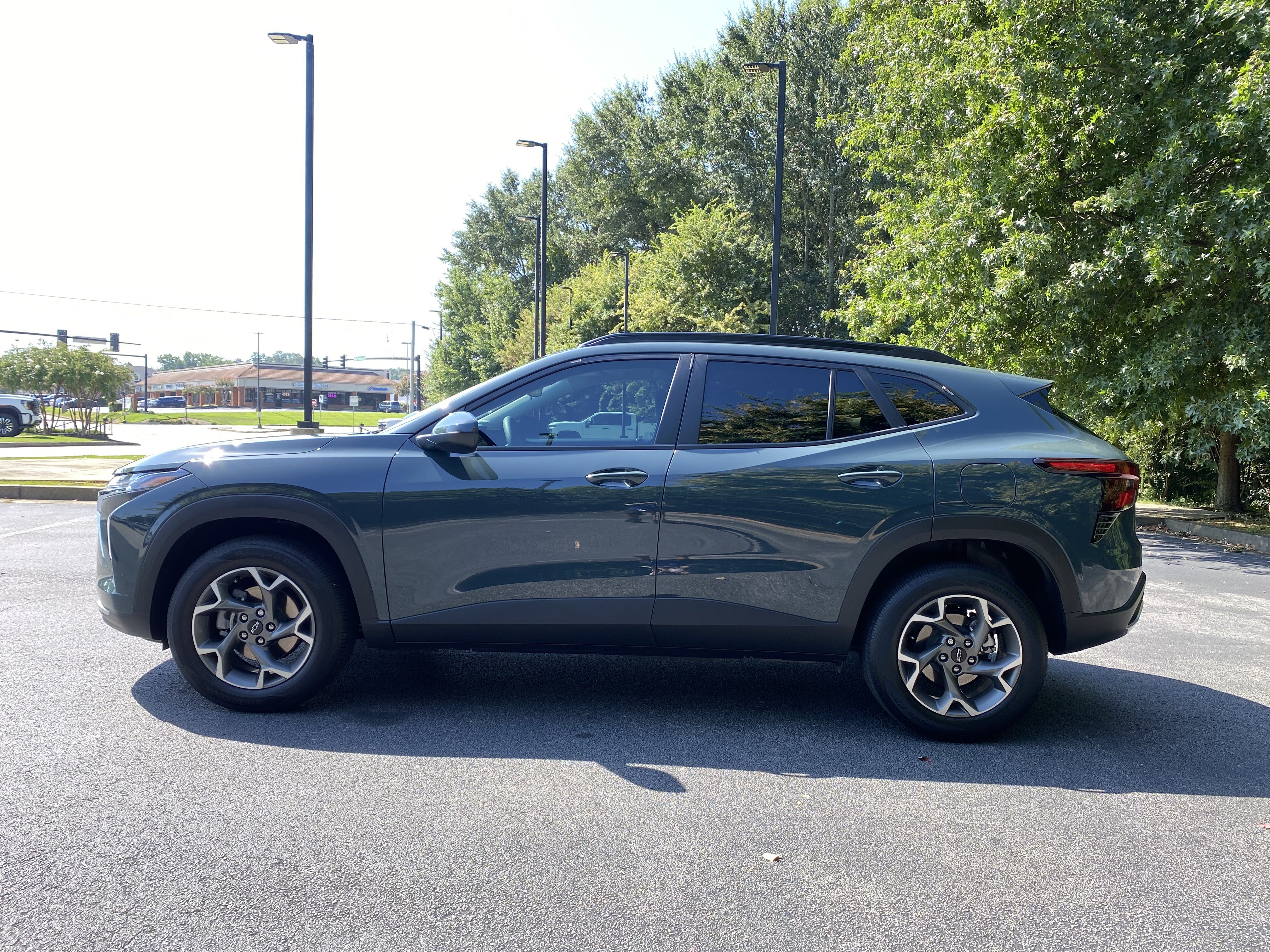 Used 2026 Chevrolet Trax LT w/ LPO, Blackout Package FWD image 6