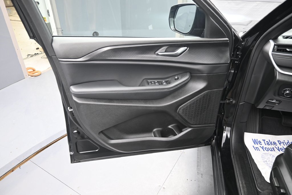 Used 2025 Jeep Grand Cherokee L Altitude AWD/4WD image 14
