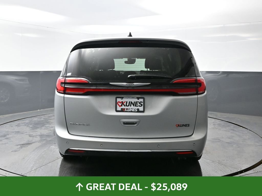 Used 2024 Chrysler Pacifica Touring-L image 13