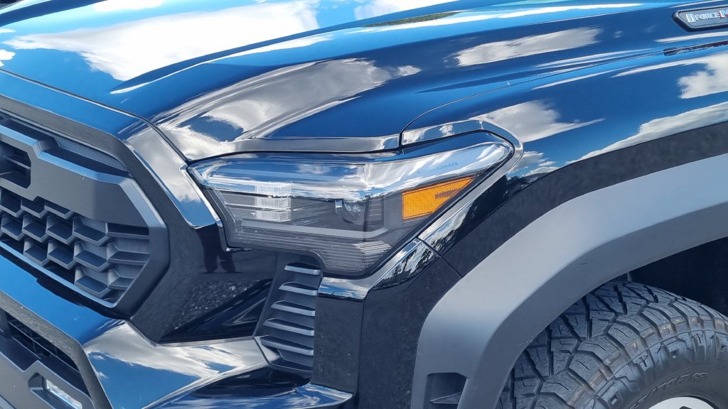 Used 2025 Toyota Tacoma TRD Off-Road AWD/4WD image 9