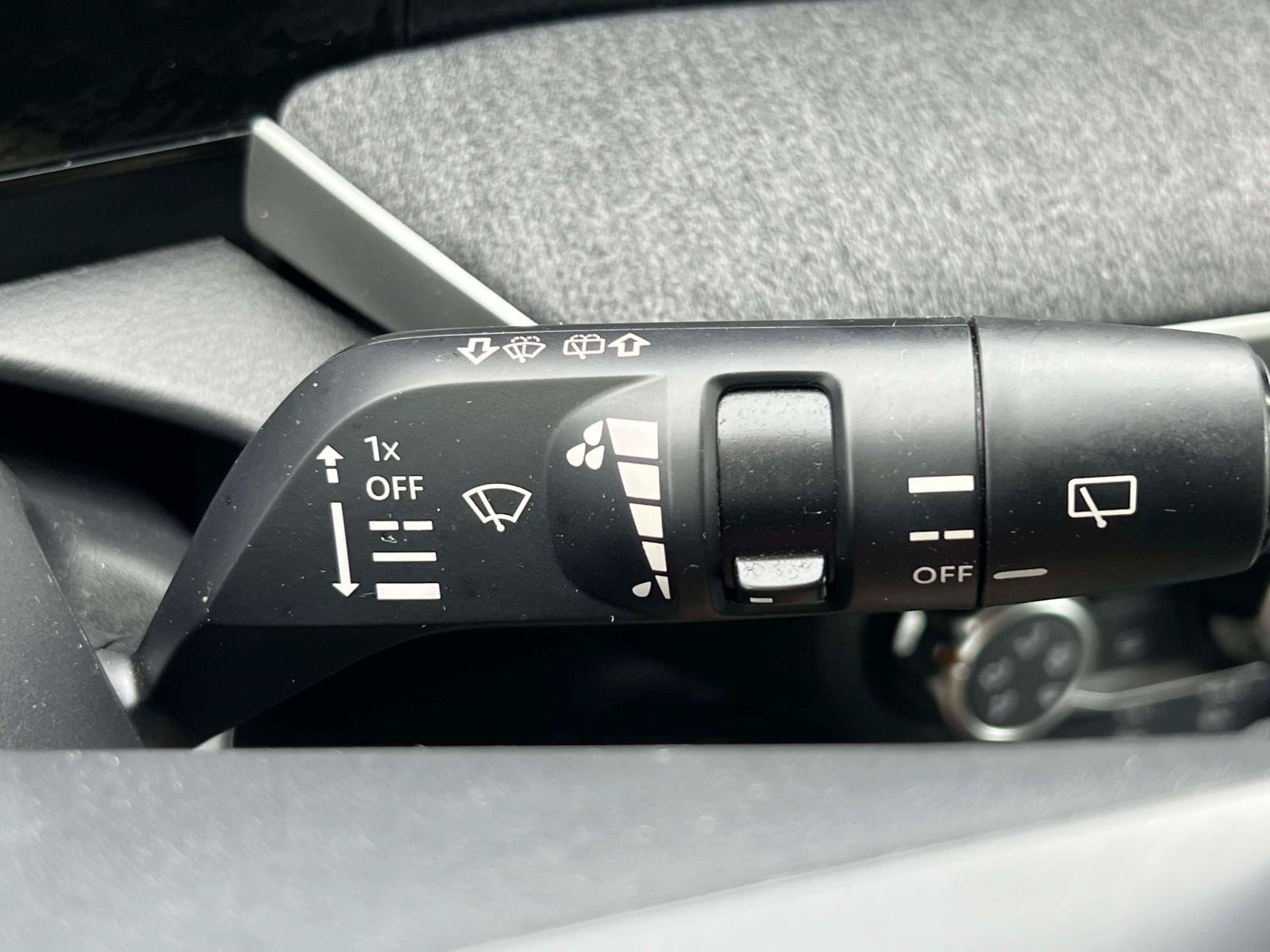 Used 2025 Nissan Kicks SV AWD/4WD image 10
