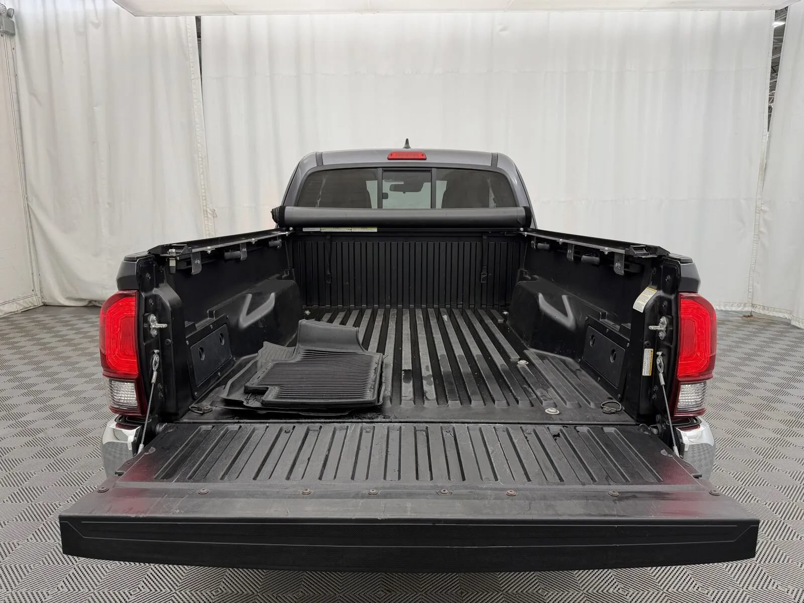 Used 2018 Toyota Tacoma SR5 w/ SR5 Appearance Package (SM) AWD/4WD image 7