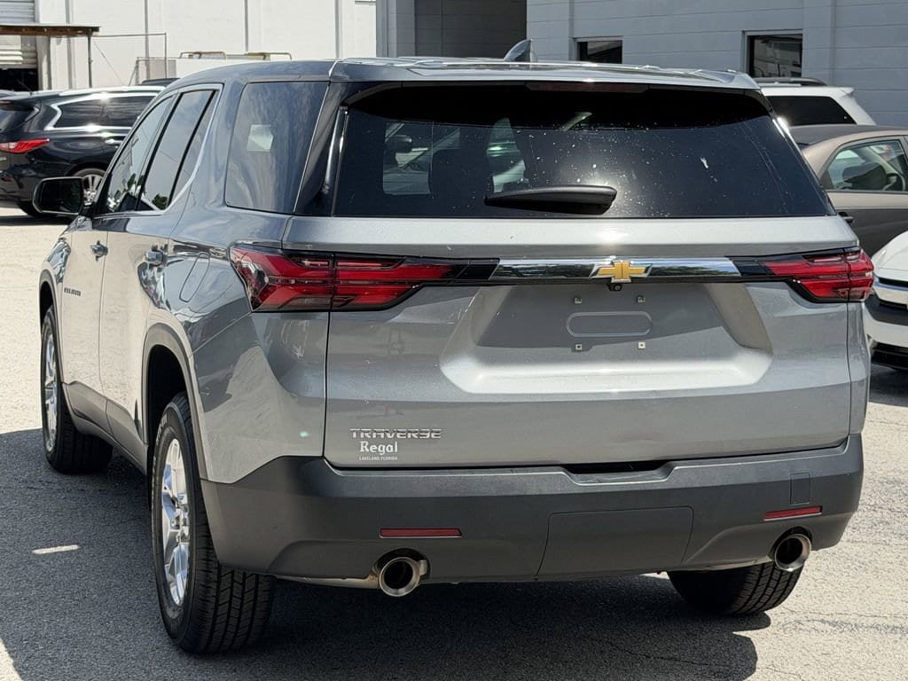 Used 2023 Chevrolet Traverse LS FWD image 7