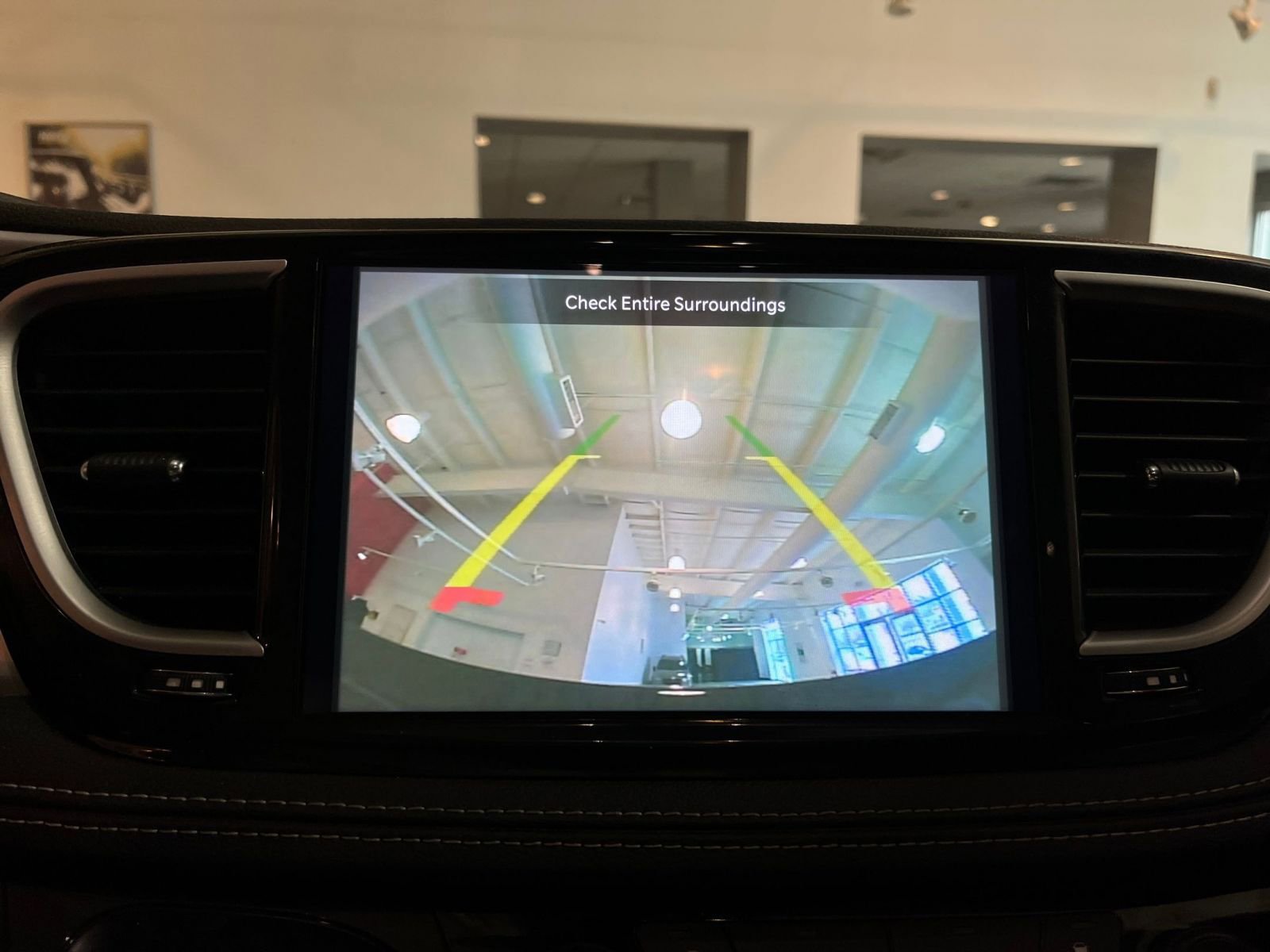 Used 2025 Chrysler Pacifica Limited image 27