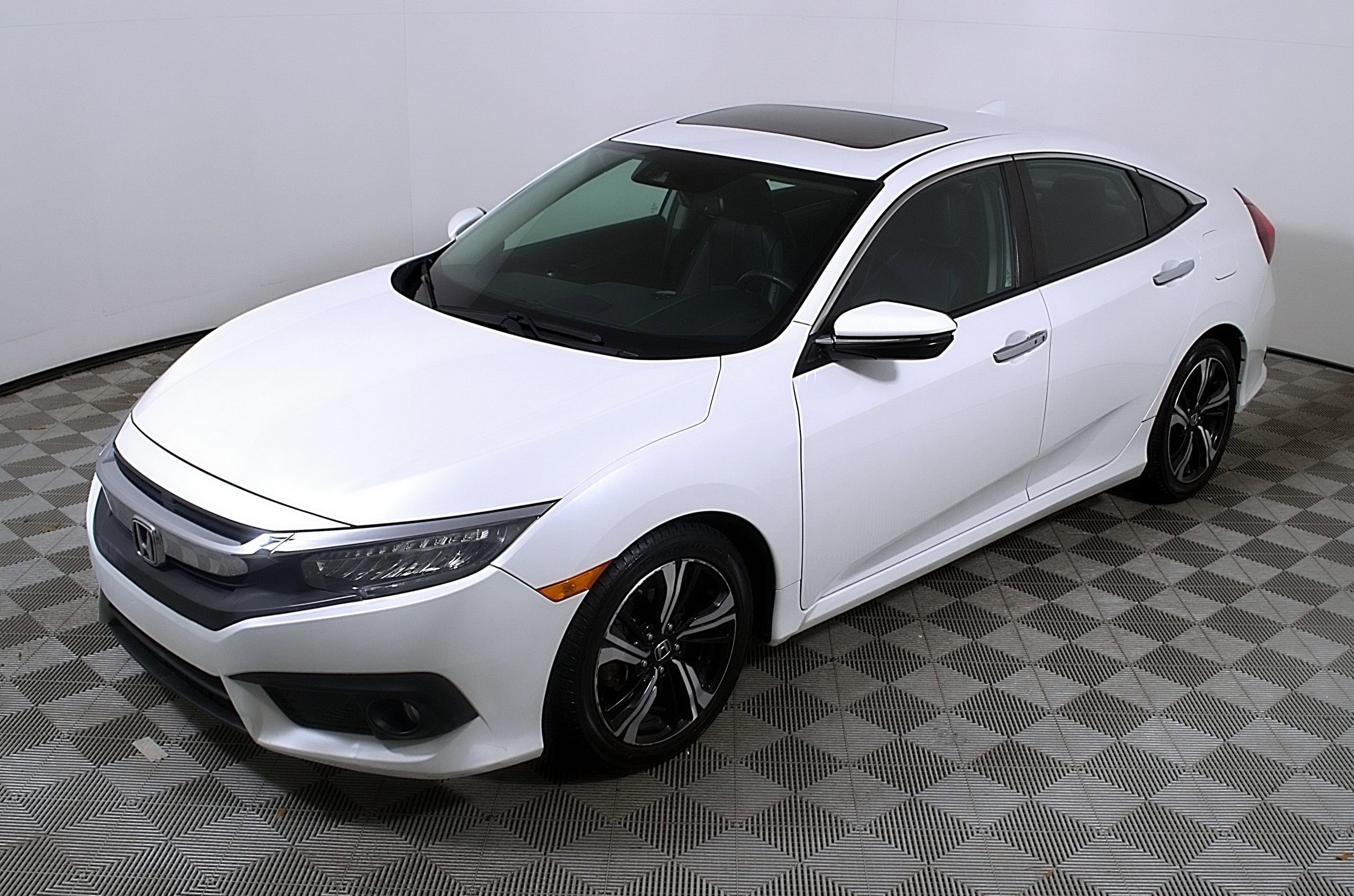 Used 2016 Honda Civic Touring image 3