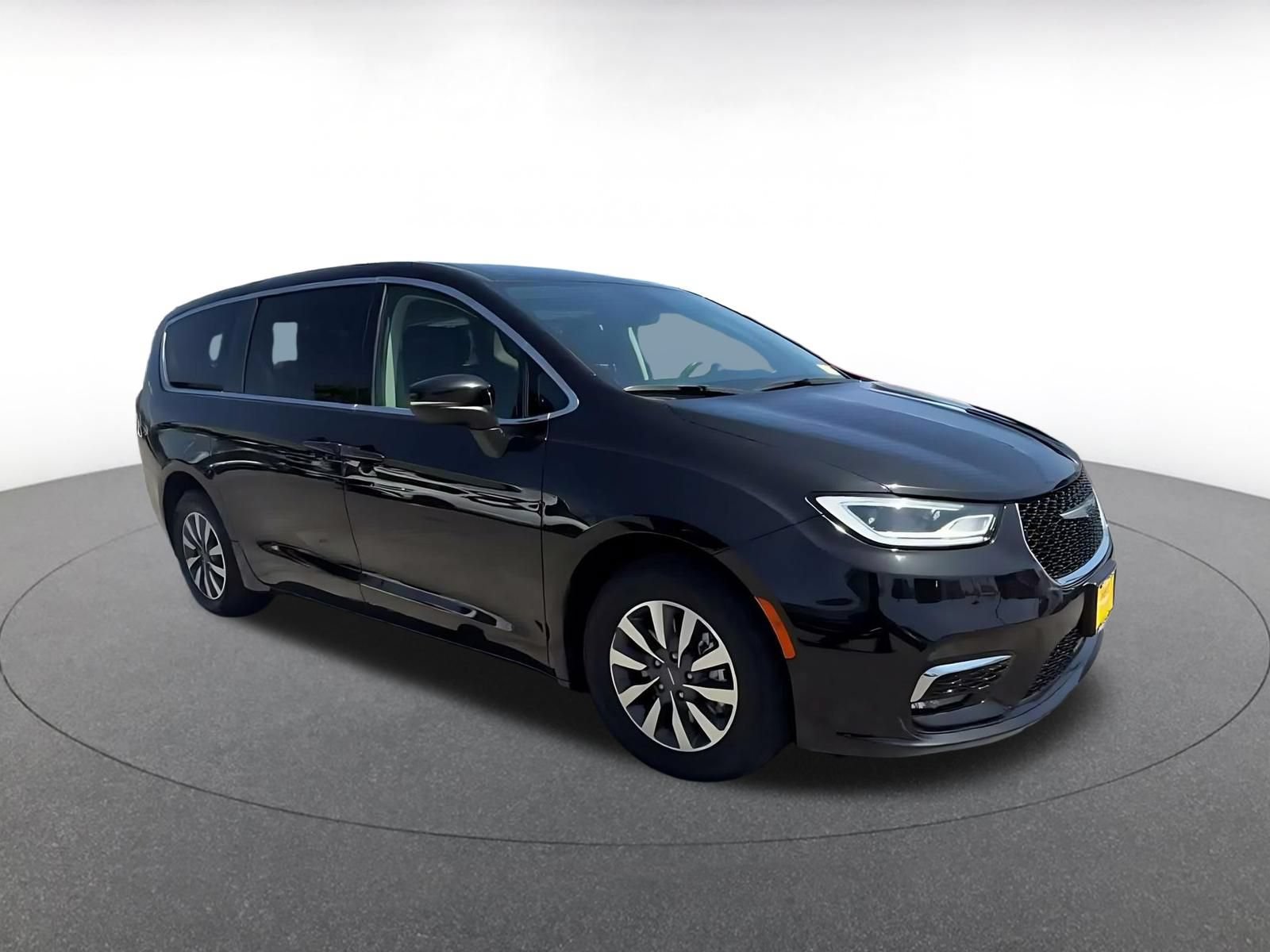 Used 2023 Chrysler Pacifica Touring-L FWD video 2