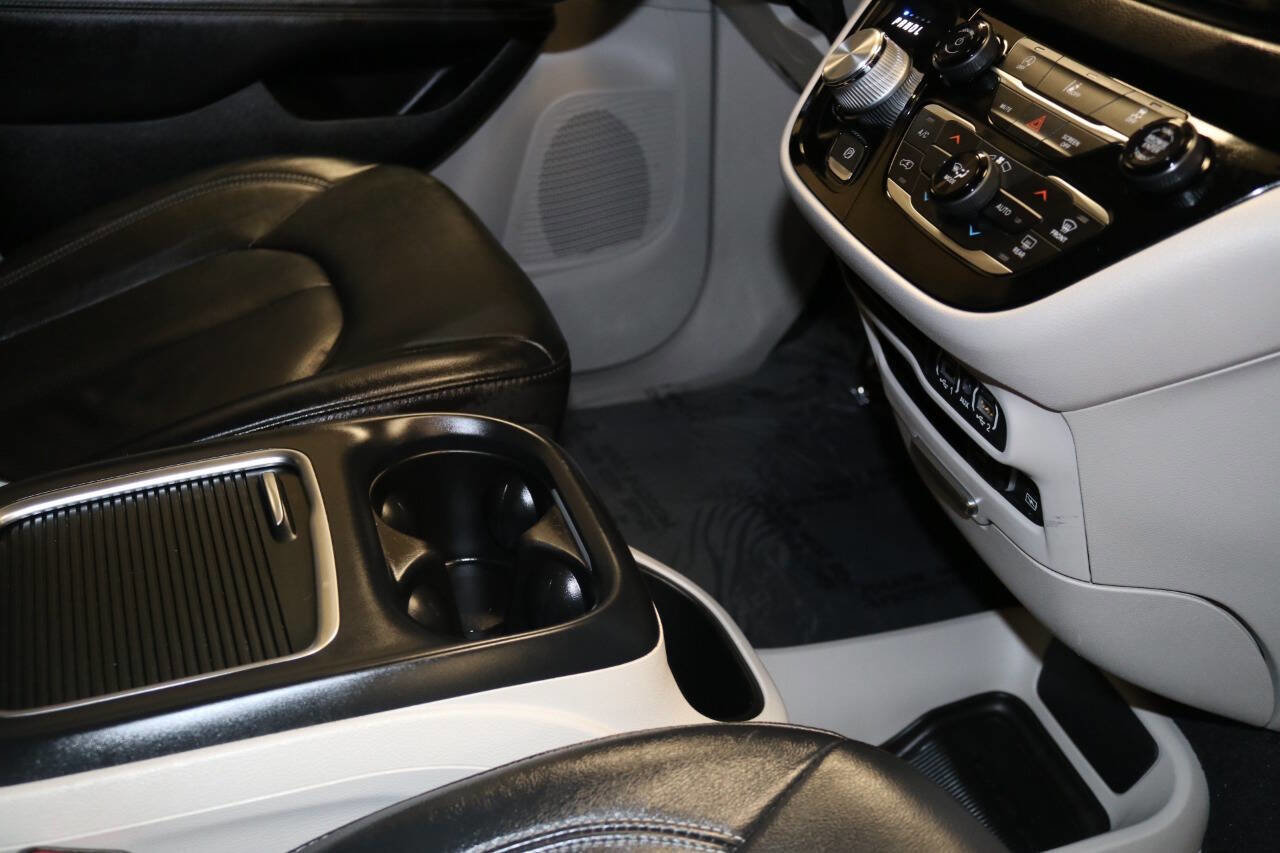 Used 2023 Chrysler Pacifica Touring-L image 55