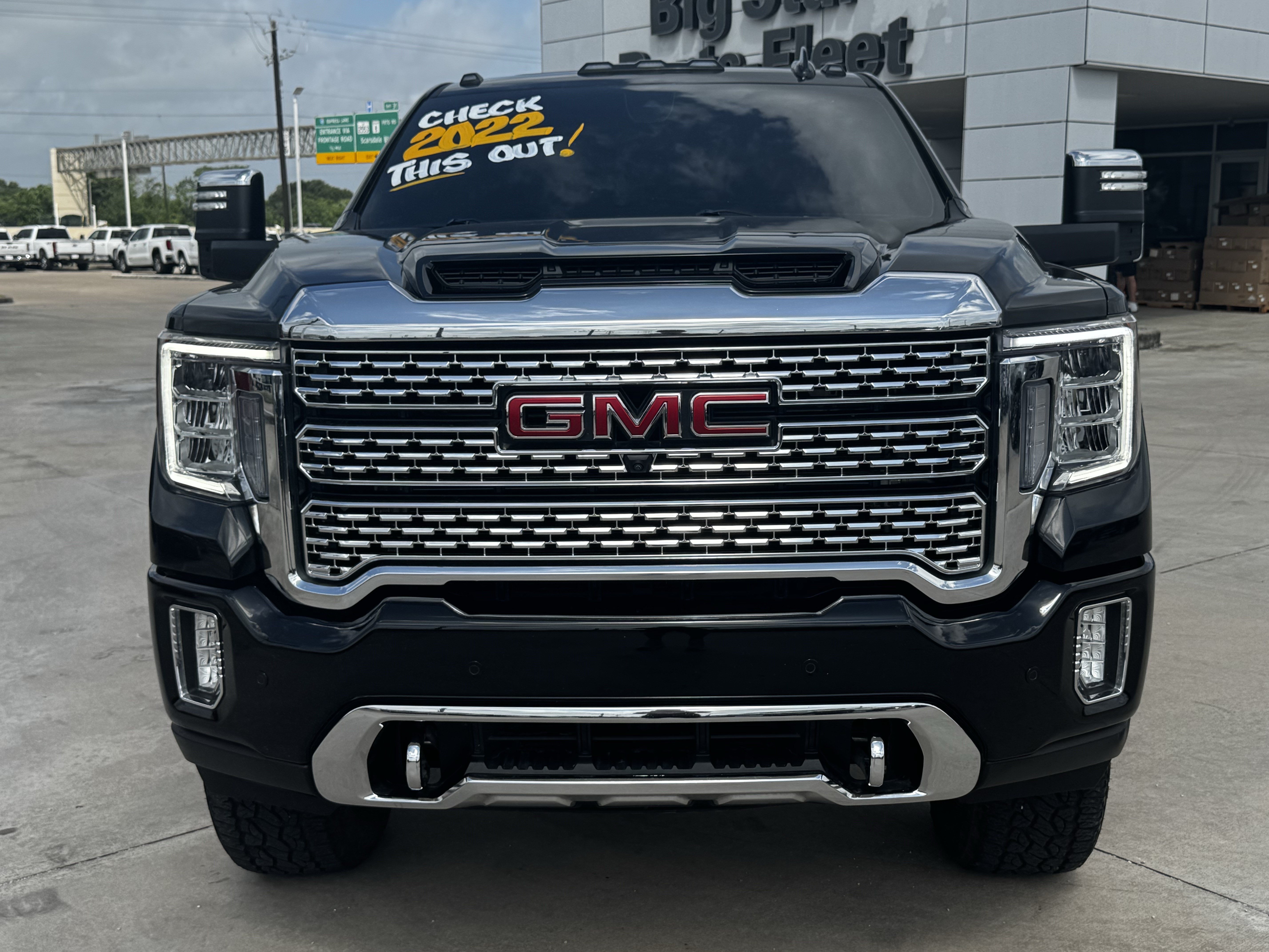 Used 2022 GMC Sierra 2500 Denali w/ Denali Ultimate Package AWD/4WD image 3
