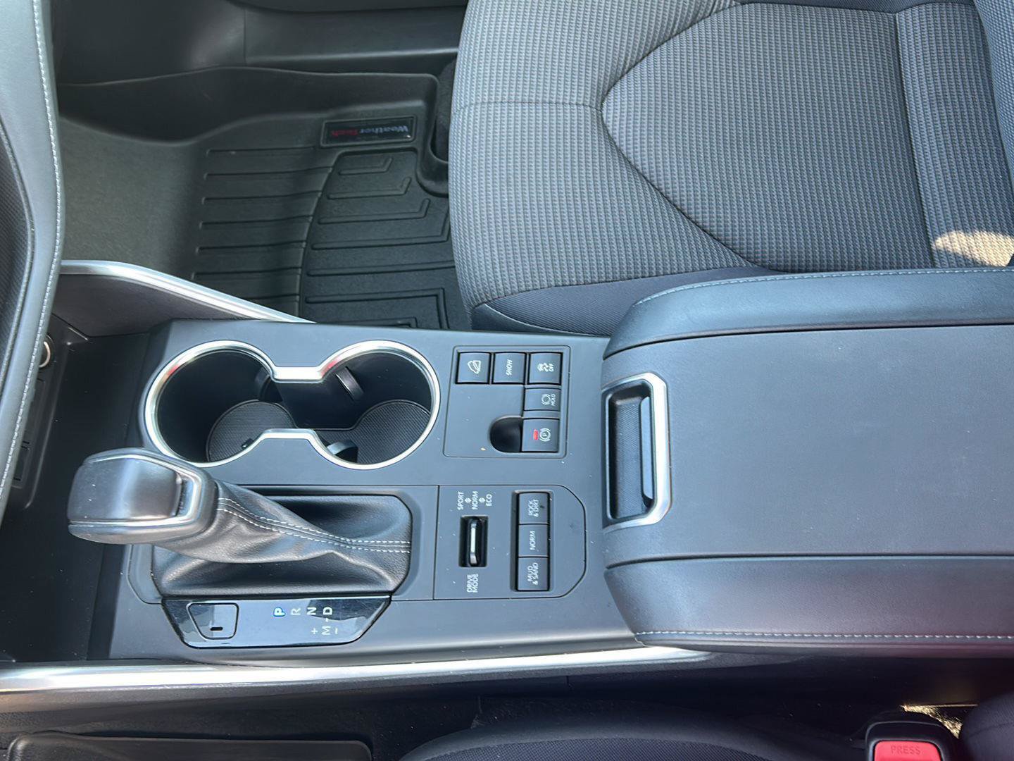 Used 2024 Toyota Highlander LE AWD/4WD image 16