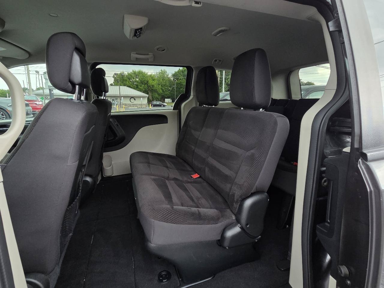 Used 2018 Dodge Grand Caravan SE w/ UConnect Hands-Free Group FWD image 19