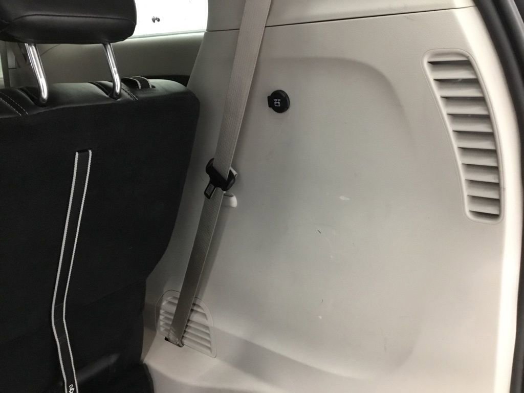 Used 2023 Chrysler Pacifica Touring-L image 17