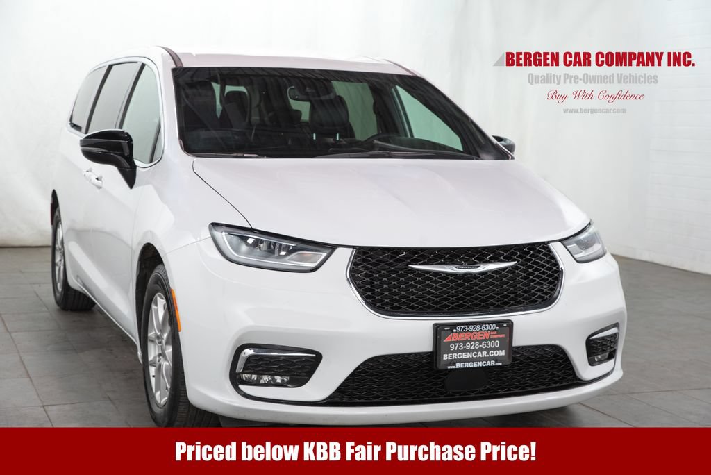 Used 2025 Chrysler Pacifica Select FWD image 1