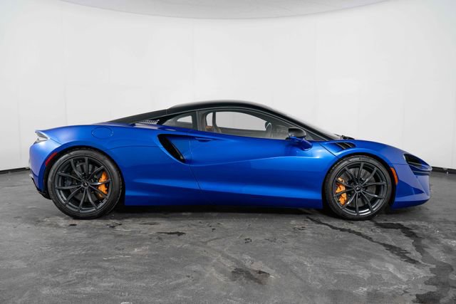 Used 2024 McLaren Artura image 12