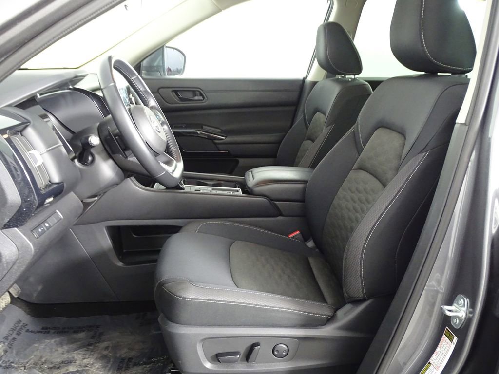 Used 2024 Nissan Pathfinder SV image 10