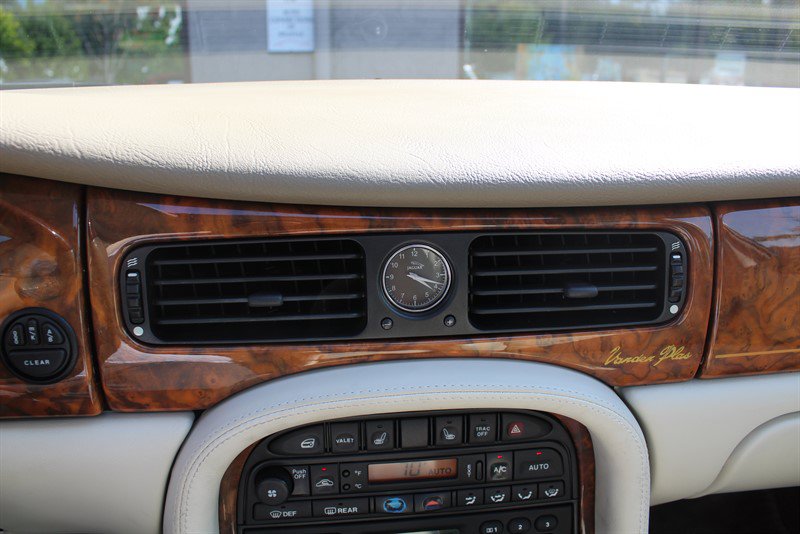 Used 2001 Jaguar XJ RWD image 9