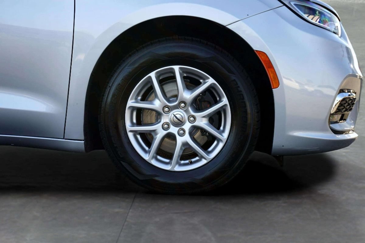 Used 2023 Chrysler Pacifica Touring-L FWD image 9